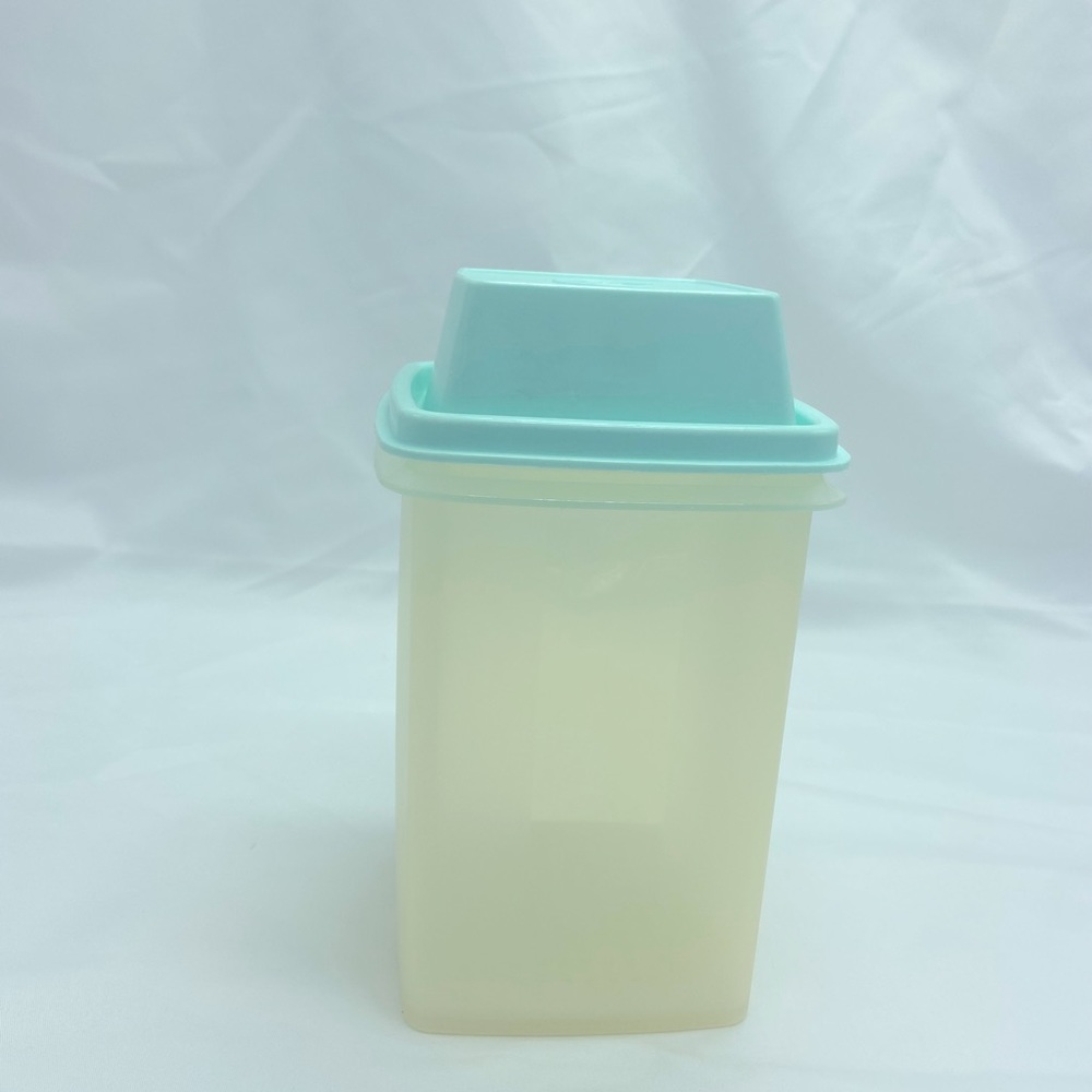 Vintage Tupperware pickle keeper holder, blue lid